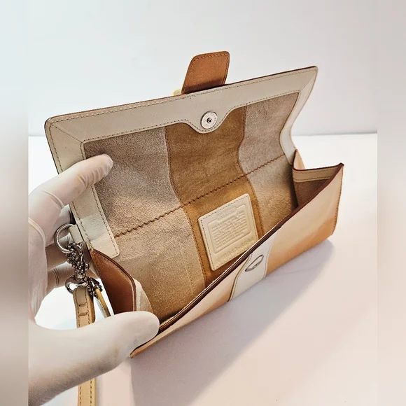 Coach Hampton Leather Beige White Wristlet Clutch Buckle Logo Charm 6694 - Picture 8 of 11